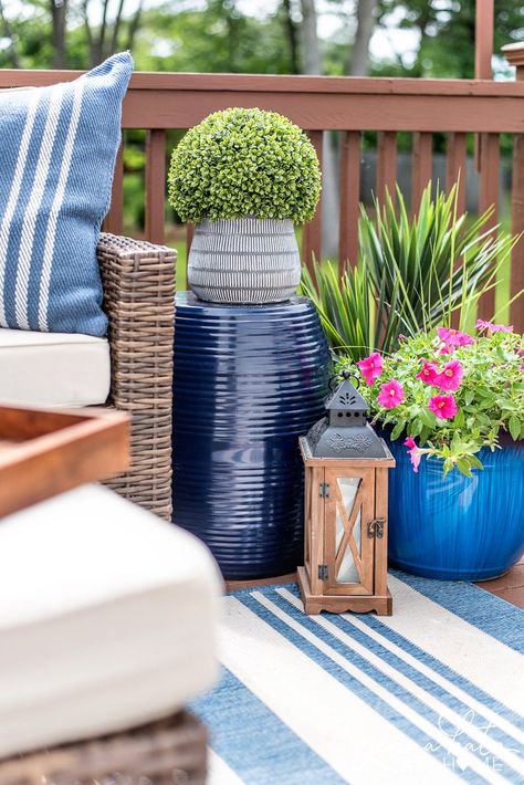 Simple summer entertaining tips & ideas plus a few easy recipes that everyone will love! Outdoor Deck Decorating, Deck Makeover, Small Deck Decorating Ideas, Garden Wallpaper, Deck Decorating Ideas, Small Deck, Diy Outdoor Decor, Diy Deck, House With Porch