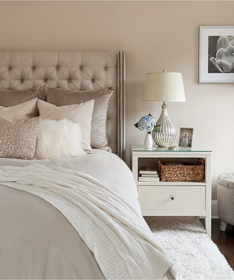 Benjamin Moore Paint Colors. Benjamin Moore Cedar Key OC-16 #BenjaminMoore #CedarKey OC-16 Neutral Bedrooms, White Bed, Contemporary Bedroom Decor, Gray Bedroom, Dreamy Bedrooms, Design Del Prodotto, Room Idea, Apartment Inspiration, Contemporary Bedroom