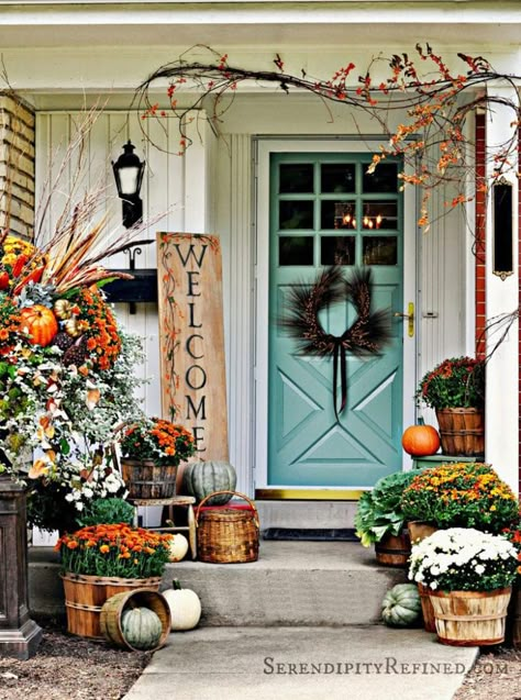 25 splendid fall outdoor decorations & ideas using pumpkins, mums, front porch planters, door decor, and DIY Thanksgiving & Halloween wreaths! – A Piece of Rainbow #diy #fall #autumn #porch #patiodesigns #patio #curbappeal autumn, patio, pots, curb appeal, #pots #backyard #gardens #homedecor, home décor, #decor #gardendesign #gardenideas #containergardening Harvest Porches, Porche Halloween, Thanksgiving Decorations Outdoor, Front Porch Planters, Fall Front Porch Ideas, Porch Planters, Rustic Porch, Fall Front Porch Decor, Halloween Porch Decorations