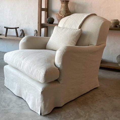 Nicolas & Charlotte Horsch (@horschinteriors) • Instagram photos and videos Linen Slipcover, Victorian Armchair, Modern Club Chair, Linen Armchair, Sofa Material, Minimal Home, Lounge Armchair, Linen Sofa, Vintage Interiors