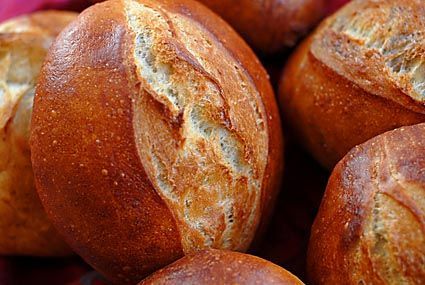 German Brotchen Recipe, Brotchen Recipe, Bread People, Austria Food, Desserts To Bake, Artisan Rolls, German Pastries, Roadhouse Rolls, Crusty Rolls