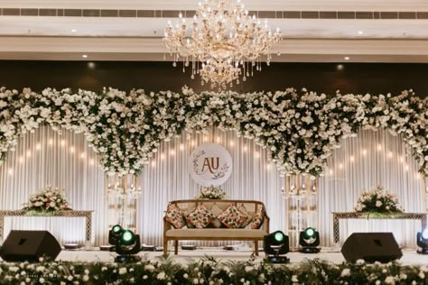 White Background Stage Decoration, Simple And Elegant Stage Decoration, Flower Decorations For Reception, Engagement Stage Decoration Ideas, Wedding Decorations Stage Backgrounds, Green And White Wedding Stage Decor, White Background Wedding Stage, Wedding Flower Decorations Receptions, Elegant Engagement Decor