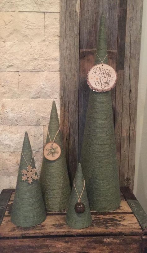 cool green rope cone shaped Christmas trees decorated with branch slices, snowflakes and bells are amazing for holiday decor Rope Christmas Tree, Candy Christmas Tree, Christmas Cones, Fabric Christmas Trees, Cone Christmas Trees, Christmas Tree Crafts, Cool Christmas Trees, Holiday Crafts Christmas, Christmas Crafts Decorations