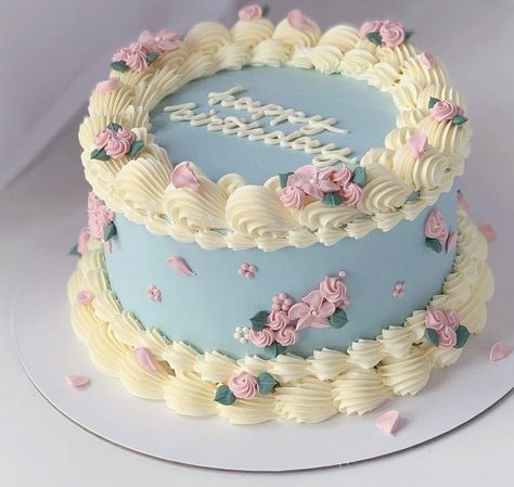 Pretty Decorated Cakes, Pastel Themed Cake, Birthday Cake Pastel Color, Flower Cake Ideas Birthday, Beautiful Cake Design Birthdays, Small Vintage Cake, Pastel Flower Cake, Pastel Color Cake, Small Cake Designs