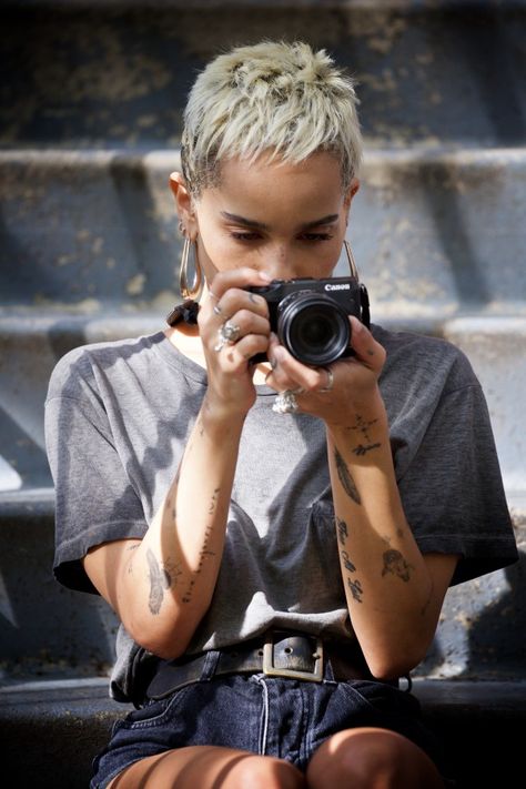 Zoe Kravitz Style, Zoe Isabella Kravitz, Band Rock, Wavy Bobs, Corte De Cabelo Masculino, Zoe Kravitz, Simple Tees, Short Pixie, Pixie Hairstyles