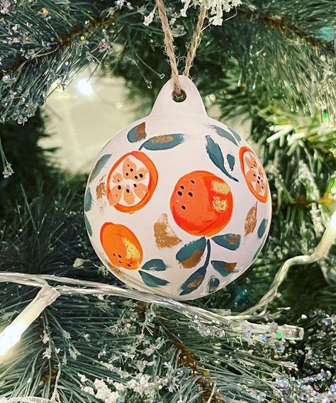 Ball Balls Decoration Christmas, Handpainted Christmas Bauble, Simple Hand Painted Ornaments, Ceramic Bauble Painting Ideas, Hand Painted Ceramic Baubles, Hand Painted Bauble Diy, Ceramic Painted Ornaments, Christmas Bauble Painting, Hand Painted Baubles Christmas