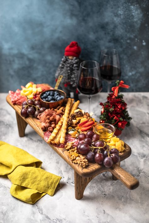 Wine Picnic Table, Snacks And Appetizers, Food Presentation Plates, Wooden Platters, Driftwood Art Diy, Wooden Serving Boards, Appetizer Platters, Wooden Dishes, Board Charcuterie