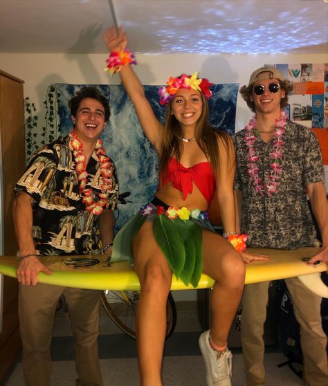 Hula Dancer Costume, Surf Theme Party Outfit, Hawian Party Outfit, Hawaii Outfits Birthday Party, Hawaii Outfits Halloween, Luau Halloween Costumes, Hawaiian Costume Ideas, Hawaiian Themed Party Outfit, Beach Theme Outfit Parties