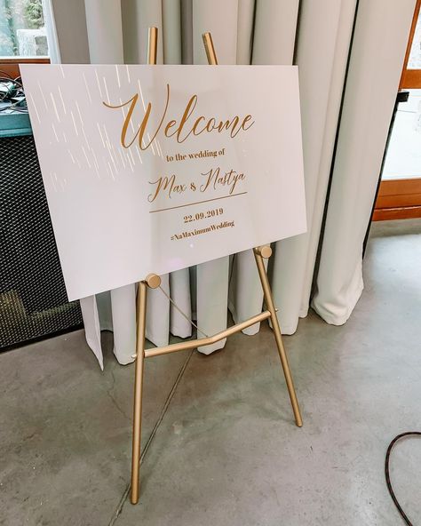 Metal Easel Wedding, Acrylic Sign On Easel, Wedding Easel Decoration Ideas, Wedding Welcome Sign Easel, Metal Stands Wedding, Acrylic Stands Wedding, Easel Stand Wedding, Wedding Easel Sign, Welcome Easel