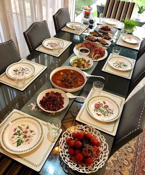 Family Dinner Set Up, Dawat Table, Dining Table With Food, Ramzan Special Recipes, Party Buffet Table, Amazing Food Platters, Food Set Up, Home Catering, Kitchen Set Up