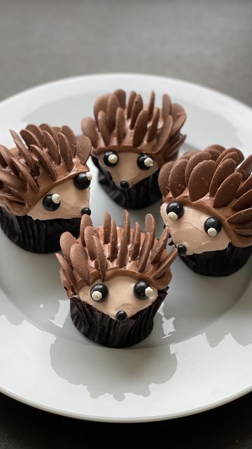 Hedgehog Cupcakes, Hedgehog Ideas, Hedgehog Cupcake, Button Cupcakes, Childrens Cooking, Chocolate Buttons, Bday Cake, Cup Cakes, Chocolate Cupcakes