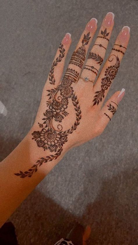 Long Mehndi Designs Back Hand, Hena Design Hand Modern, Simple Mendhi Designs, Henna Designs Indian, Henna Design Hand, Henna Finger Designs, Henna Design Simple, Finger Designs, Henna Flowers