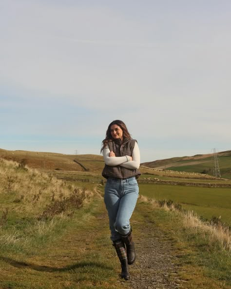 the sheep were paid actors🐑🧺☕️🌾🤎🌧️ Outdoor Winter Aesthetic, Farmer Outfit Women, Countryside Aesthetic Outfit, Farm Outfit Women, Cottagecore Woman, Farm Girl Outfits, Ireland Outfits, Worst Outfits, Farmer Outfit