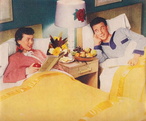 Separate beds 1950s Tv, Separate Beds, Vintage Housewife, Postal Vintage, Retro Housewife, Slaap Lekker, Star Blanket, Married Couples, Couple Bedroom