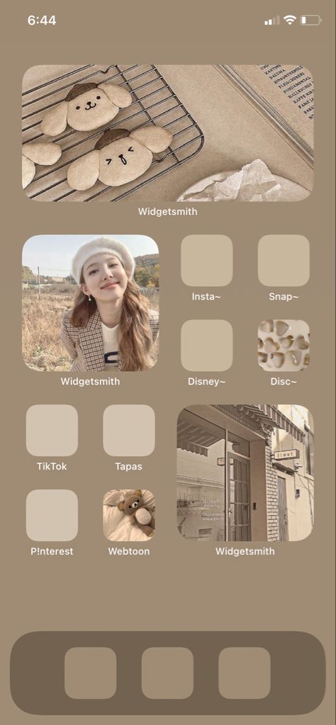 Kpop Homescreen with the brown aesthetic Brown Homescreen Aesthetic Wallpaper, Homescreen Wallpaper Brown, Brown Aesthetic Layout, Homescreen Layout Brown, Brown Aesthetic Homescreen, Brown Homescreen Aesthetic, Brown Homescreen, Brown Y2k, Homescreen Layout