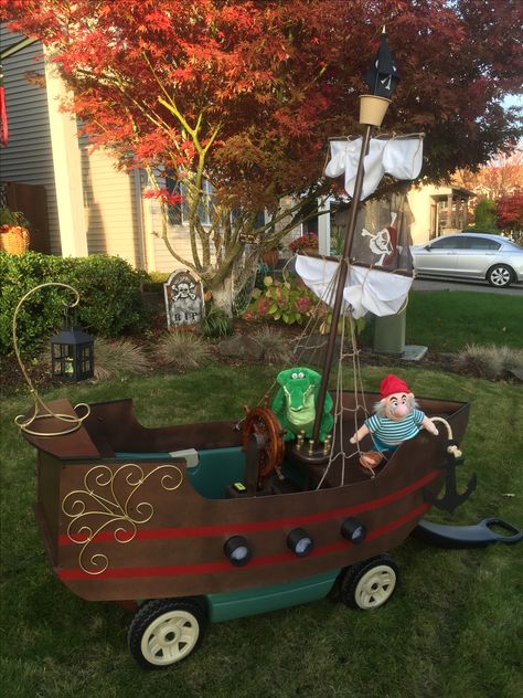 Pirate ship wagon ~ Halloween 2016 Pirate Ship Stroller, Pirate Ship Wagon Halloween, Pirate Ship Wagon, Wagon Pirate Ship, Halloween Wagon, Pirate Ships Diy, Pirate Costume Diy, Homecoming Themes, Halloween 2016