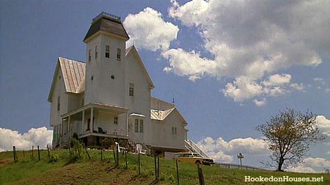 In honor of Throwback Thursday, were revisiting the before and after of the spooky modern house remodel in the 1988 Tim Burton classic. Modern House Remodel, Beetlejuice House, House Quiz, Laika Studios, Best Halloween Movies, Beetlejuice Movie, Guess The Movie, House Before And After, Movie Locations