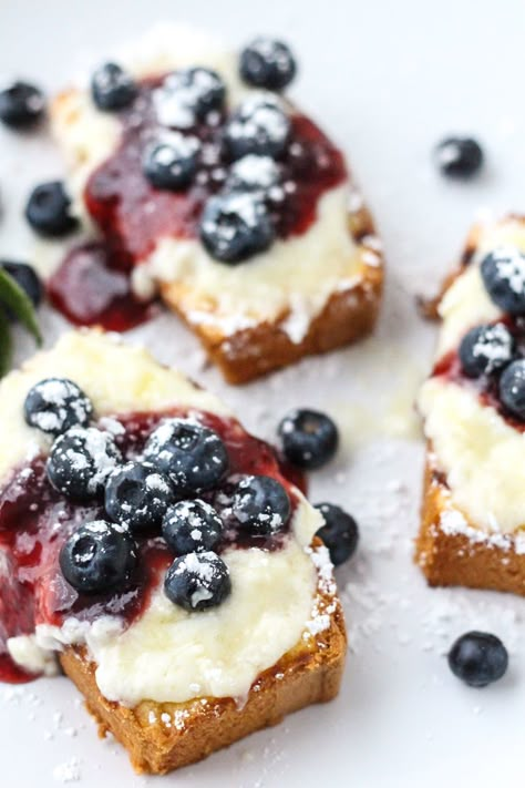 Lee Newman, Grilled Pound Cake, Berries Dessert, Mascarpone Recipes, Campfire Desserts, Torte Cupcake, Recipes Summer, Breakfast Idea, Pound Cake Recipes