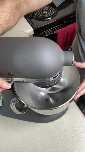 How to adjust the beater depth of a Kitchen Aid lift bowl mixer Kitchen Stand Mixer, Information Video, Kitchen Mixer, Stand Mixer, Clever Ideas, Kitchen Aid Mixer, Baking Tips, Useful Tips, Kitchen Aid