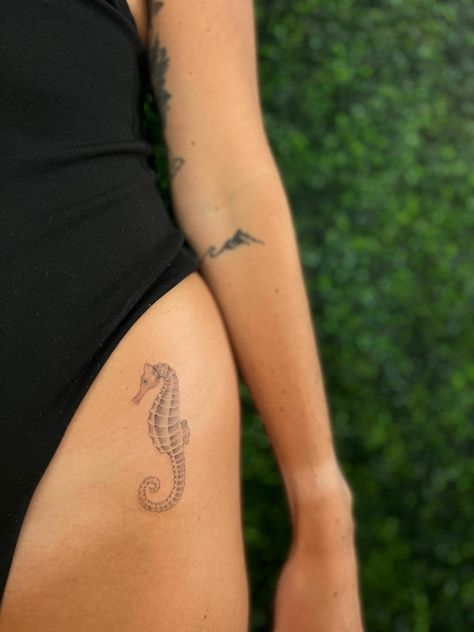 Feminine Seahorse Tattoo, Fine Line Sea Creature Tattoo, Sea Horse Tattoo Simple, Mini Seahorse Tattoo, Small Sealife Tattoos, Seahorse Tattoos For Women, Small Seahorse Tattoo, Sea Animal Tattoos For Women, Sea Horse Tattoos