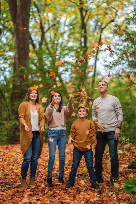 family photography Fall Family Photoshoot Ideas, Fall Photoshoot Family, Fall Family Photoshoot, Seasonal Photography, Outfits For Autumn, Autumn Family Photography, Family Photoshoot Ideas, Autumn Family Photos, School Spirit Shirts