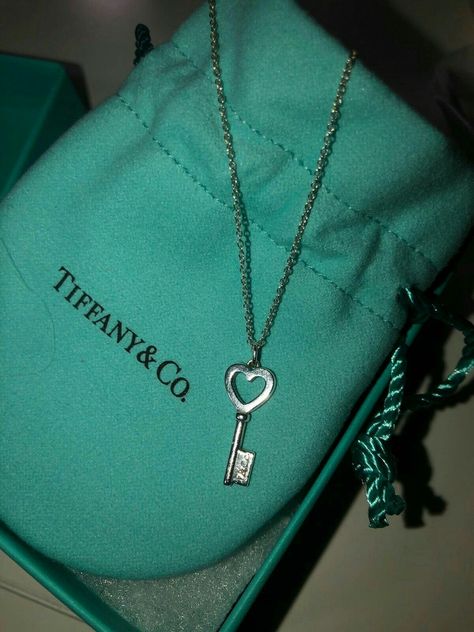 Colar Tiffany E Co, Tiffany Key Necklace, Tiffany Key, Tiffany And Co Jewelry, Tiffany Necklace, Fancy Necklace, Heart Key, Dope Jewelry, Classy Jewelry