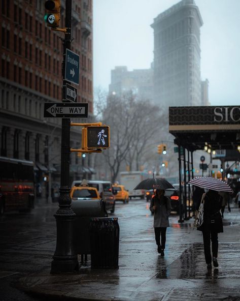 “Dark City Lights”: New York Through The Lens Of Ray H. Mercado Dark City Lights, City Lights New York, Street Photography Paris, Street Photography Camera, New York Architecture, Building Photography, Urban Explorer, Visiting Nyc, City Vibes