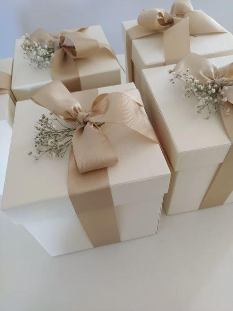 White Gift Box With Ribbon, Bridal Gift Wrapping Ideas, Creative Gift Wraps, Wedding Gift Wrapping, Gift Wrapping Inspiration, Gift Box Design, Bridesmaid Box, Creative Gift Wrapping, Wedding Gift Boxes