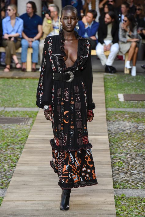 Etro Ready To Wear, Etro Dresses, Etro Dress, Beach Wear Outfits, Milano Fashion Week, Mode Inspo, Runway Collection, Modern Outfits, Boho Women