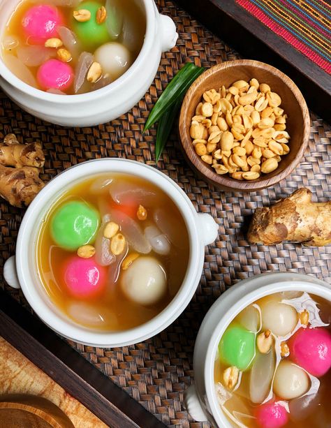 A recipe for Wedang Ronde: glutinous rice balls in a sweet soup of ginger, palm sugar, pandan leaves. An Indonesian version of Tang Yuan. Cooking With Ginger, Glutinous Rice Balls, Tang Yuan, Pandan Leaves, Indonesian Desserts, I Want Food, Ginger Soup, Sweet Soup, Ginger Drink