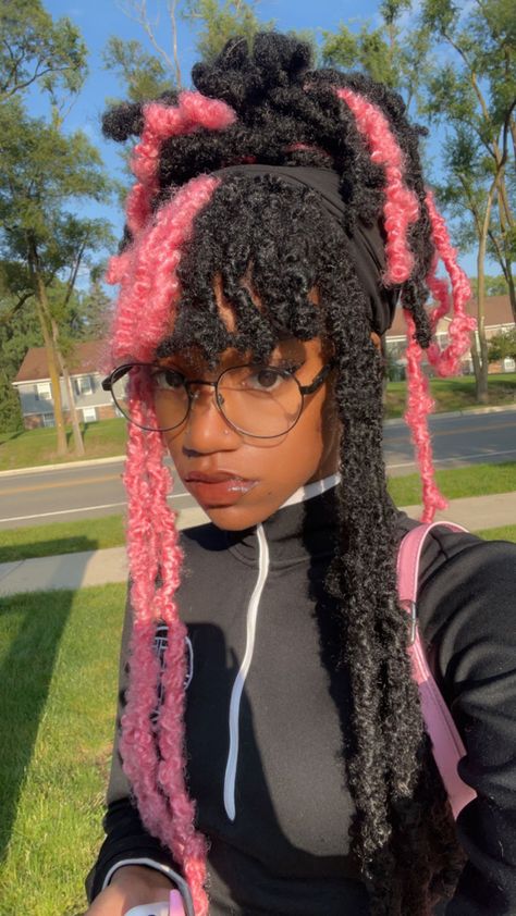 Black Hairstyles Butterfly Locs, Womens Hair Reference, Character Hair Inspiration, Mixed Color Butterfly Locs, Black Hairstyles With Extensions, Butterfly Locs With Butterfly Clips, Butterfly Locs Half And Half Color, Butterfly Braids With Color, Green And Black Butterfly Locs