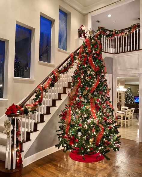 Christmas Stairs Decorations, Christmas Stairs, Christmas Staircase, Fun Christmas Activities, Christmas Dreaming, Cozy Christmas Decor, Christmas Themes Decorations, 2022 Christmas, Diy Christmas Decorations Easy