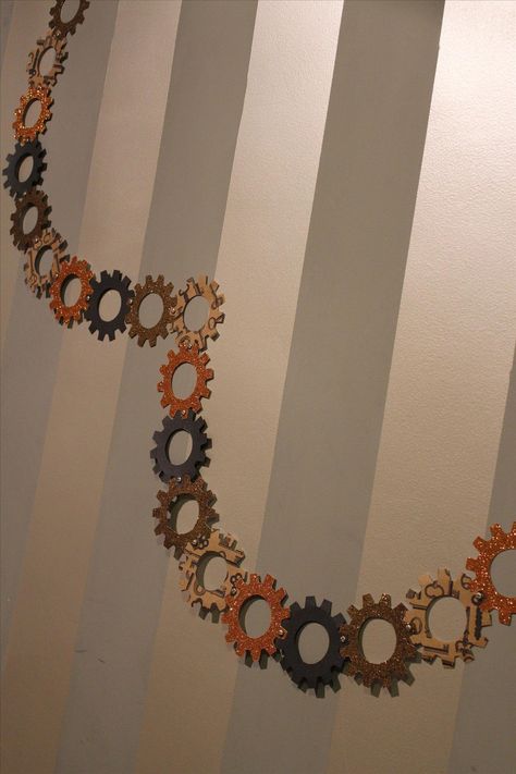 Steampunk Your Halloween Decorations with These DIY Interlocking Paper Gears « Steampunk R Steampunk Birthday, Gatsby Decorations, Steampunk Kitchen, Maker Fun Factory, Dekorasi Halloween, Holiday Decor Ideas, Robot Birthday Party, Steampunk Party, Robot Theme