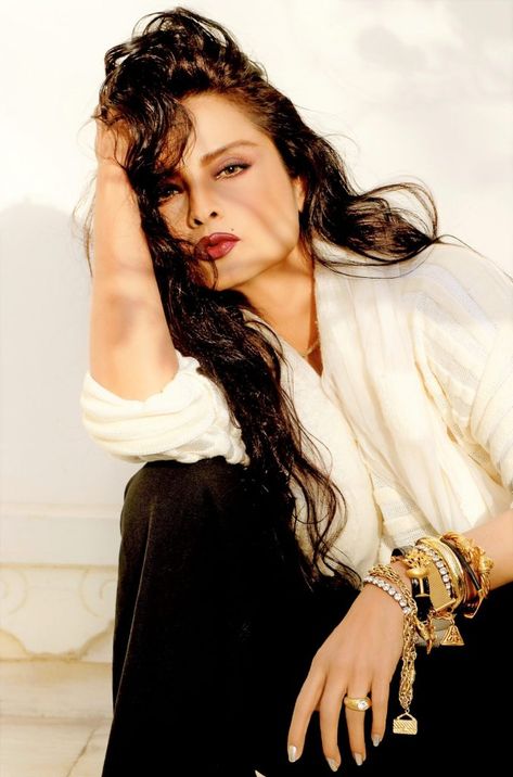 Beautiful Photos of Rekha Feminist Aesthetic, Goth Mommy, Rekha Ji, Rekha Actress, Bollywood Makeup, Bollywood Aesthetic, 90s Bollywood Aesthetic, Retro Bollywood, 90s Bollywood