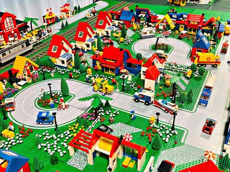 Lego City Layout Ideas, Lego City Layout, Lego Displays, Lego Town, Lego Display, City Layout, Vintage Lego, Train Layouts, Lego Creations