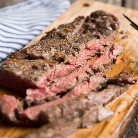 Skirt and flank steaks take only minutes in the broiler to be juicy and make a super fast meal! Skirt Steak Recipes Oven, Skirt Steak In Oven, Steak Recipes Oven, Brine Steak, Broil Flank Steak, Flank Steak Tacos, Dry Brine, Sous Vide Steak, Skirt Steak Recipes