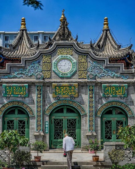 A mosque in Honhot, Inner Mongolia, China. 2/4 Inner Mongolia China, China Mosque, Chinese University, China Places, Ramadan 2025, Mongol Empire, Dream Together, Aesthetic Natural, Grand Mosque