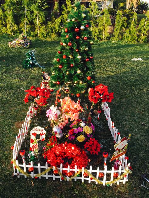 Christmas  Decorations Cemetary Ideas, Graveside Decorations, Cemetary Decorations, Headstones Decorations, Cemetery Ideas, Gravesite Decorations, Flowers Winter, Grave Flowers, Cemetery Decorations