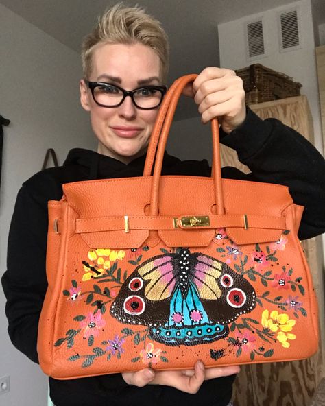 Painted Birkin Bag, Custom Painted Bag, Leather Bag Painting Ideas, Custom Bag Painting, Painted Purses Ideas, Purse Painting, Hand Painted Bags Handbags, Painted Handbags, Hand Painted Bags