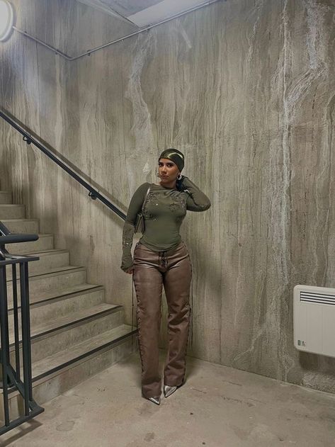 Night Out Modest Outfit, Leather Office Outfit, Brown Leather Outfits For Black Women, Neutral Color Outfits Black Women, It Girl Outfit Black Women, Brown Outfits Black Women, Girls Night Out Outfit Ideas Black Women, Leather Pants Outfit Black Women, Y2k Pfp Aesthetic