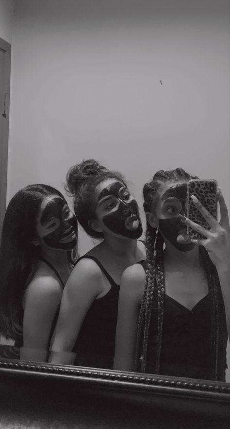 Face Mask Photos With Friends, Face Mask Pictures With Friends, Face Mask Pics With Friends, Face Masks With Friends, Black And White Mirror Pic, Face Mask Pics, Dream Sleepover, Black And White Mirror, Mask Photoshoot