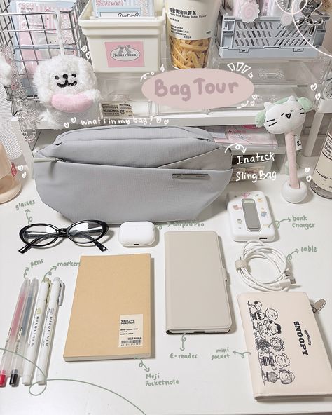 Bag Tour, Everyday Bag Essentials, Bedroom Ideas For Small Rooms Cozy, Pretty School Supplies, School Storage, Cute School Bags, I Love School, Stylish School Bags, Bridal Gift Wrapping Ideas