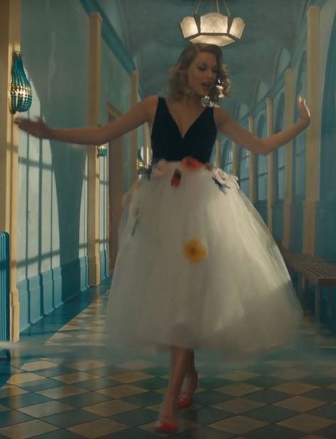 Taylor Swift ME! outfit 1 Taylor Swift Music Videos Outfits, Taylor Swift Me, Music Video Outfits, Taylor Swift Costume, Taylor Swift Dress, Taylor Swift Music Videos, Taylor Outfits, Taylor Swift Tour Outfits, Formal Ball Gown