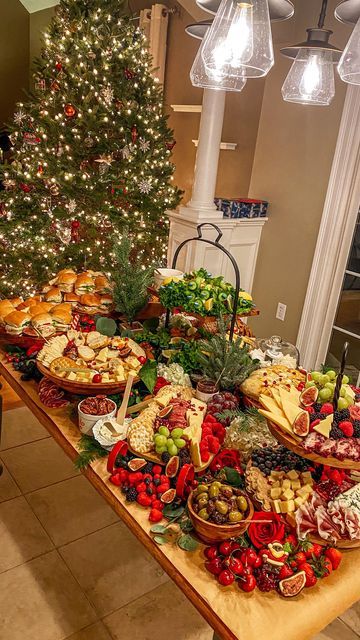 Christmas Table Food Decorations, Christmas Chauterrie Board Ideas, Holiday Charcuterie Table, Food Table Christmas, Christmas Chucterie Board Ideas, Holiday Party Platters, Christmas Charquetery Board, Christmas Smorgasbord Ideas, Christmas Party Food Table Decorations