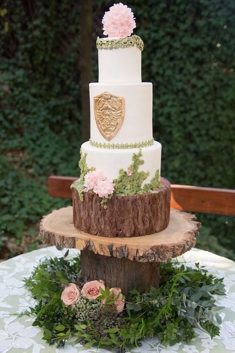 This subtle Legend of Zelda wedding inspiration will teleport you to a fancy-pants Hyrule Zelda Wedding Cake, Legend Of Zelda Wedding, Zelda Cake, Zelda Wedding, Gamer Wedding, Nerd Wedding, Geek Wedding, Themed Wedding Cakes, Wedding Fair