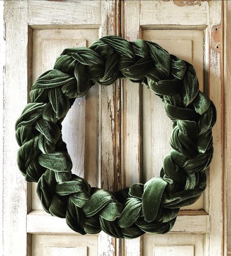 Velvet Christmas Decorations, Lotr Wreath, Plaid Wreaths, Velvet Christmas Decor, Yule Party, Velvet Crafts, Braided Wreath, Woven Wreath, Velvet Wreath