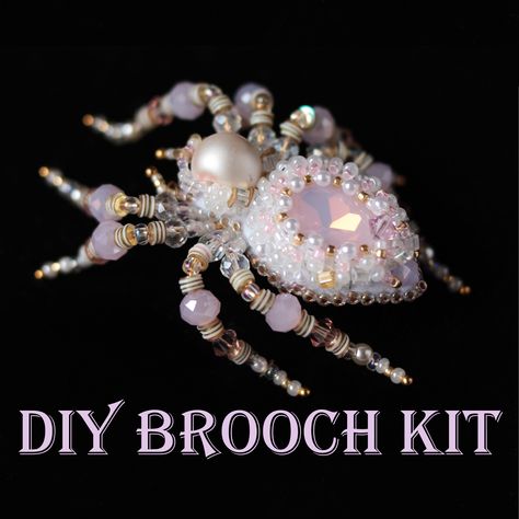 Brooch Ideas Crafts, Beaded Spider Tutorial, Diy Brooch Pin Tutorials, Beaded Embroidery Tutorial, Insect Jewelry Diy, Beaded Brooch Tutorial, Beaded Brooch Diy, Diy Halloween Jewelry, Spider Diy