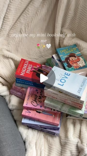 75K views · 20K likes | iliana☁️⋆｡⭒ ⋆ on Instagram: "organise my mini bookshelf with me 💌

#bookstagram #bookshelfaesthetics #bookshelforganization #aesthetic #bookshelf #books" Small Bookshelf Aesthetic, Mini Aesthetic, Aesthetic Bookshelf, Bookshelf Aesthetic, Mini Bookshelf, Magnolia Park, Bookshelf Organization, Small Bookshelf, Bookshelves