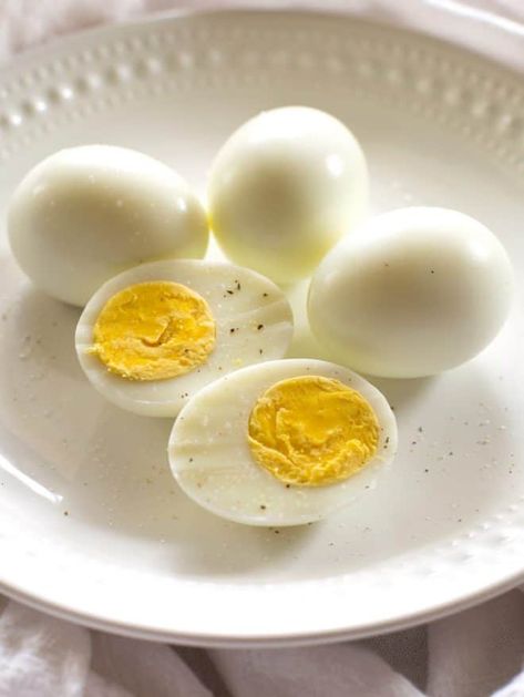 How To Hard Boil Eggs - I will tell you all the tips and tricks to do it! When learning how to make hard boiled eggs, there are a few simple guidelines to follow so that you get perfectly cooked eggs every time. #howto #hardboil #eggs #tutorial #easter Boiled Recipes, Egg Recipes For Dinner, Cauliflower Potatoes Salad, Boiled Egg Recipes, Boil Eggs, Making Hard Boiled Eggs, Crockpot Breakfast Casserole, Perfect Hard Boiled Eggs, Kitchen Tricks