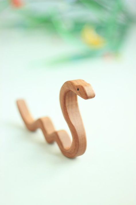 Wooden Snake, Whittling Projects, Simple Wood Carving, Wooden Carving, Wood Craft Projects, Wood Art Projects, Eco Toys, Wood Animal, Carving Designs